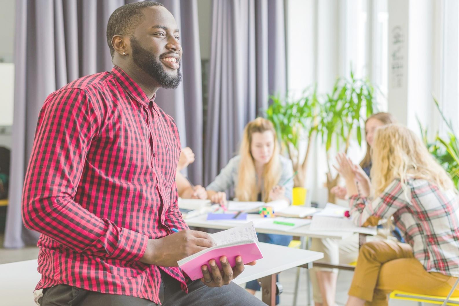 修了生による事例発表会の様子